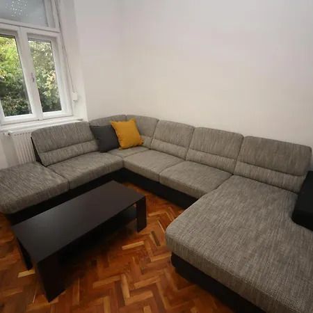 Ibolya Apartment *